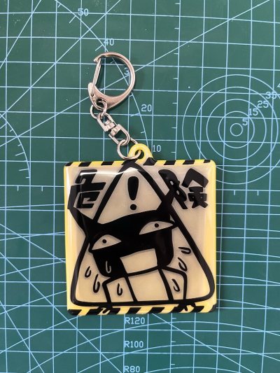 这个反光牌真的是我最近收到的最爱！很好看！挂在包包上很有辨识度！和各种包包都很适配！小剪刀很小巧！便携式的，出门携带也方便！今日份也很开心！