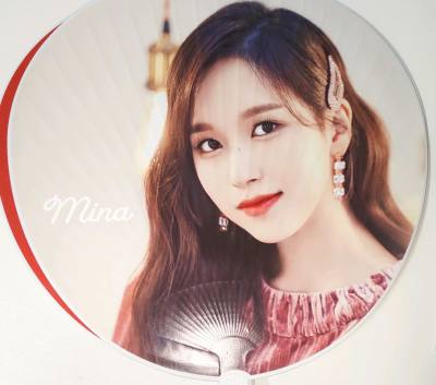 已收到美萌米娜酱，这次的购物像黄油融化般丝滑顺利(˵¯͒〰¯͒˵)，特别好价拿下了一大波貌美扇子，虽然都没有袋子，但完全不碍事