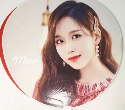 已收到美萌米娜酱，这次的购物像黄油融化般丝滑顺利(˵¯͒〰¯͒˵)，特别好价拿下了一大波貌美扇子，虽然都没有袋子，但完全不碍事