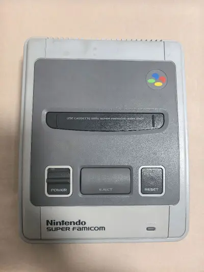 这次来的是任天堂继FC过后又推出的一款升级主机—超级任天堂，这是一款16位主机，比之前的FC性能提升了一倍，使得游戏画面更精美更丰富。主机成色不错，功能正常外观无破损缺肉，这都归功于挖煤姬打包技术