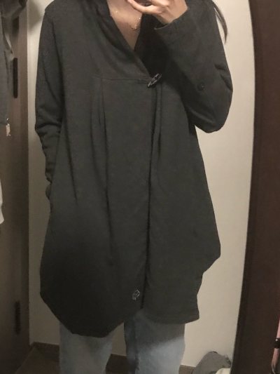 这次买到的小猪外套好特别 深灰色 以牛角扣 卖家特别贴心把扣子用泡沫包起来了 两个围巾也很美 又是一次满意的购物