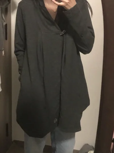 这次买到的小猪外套好特别 深灰色 以牛角扣 卖家特别贴心把扣子用泡沫包起来了 两个围巾也很美 又是一次满意的购物