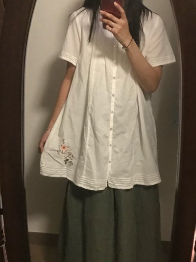 买到超绝假两件小碎花打底 本来以为尺码很小包收到发现还可以  韩产的蕾丝裙特重工很喜欢 像是全麻质感