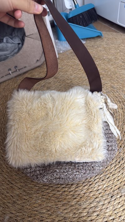 从挖煤姬海淘到现在，收获了好多美品，这次也是，是一个手作的单肩复古感编织包，很喜欢，很有质感，打算把它搞成斜挎包嘿嘿。