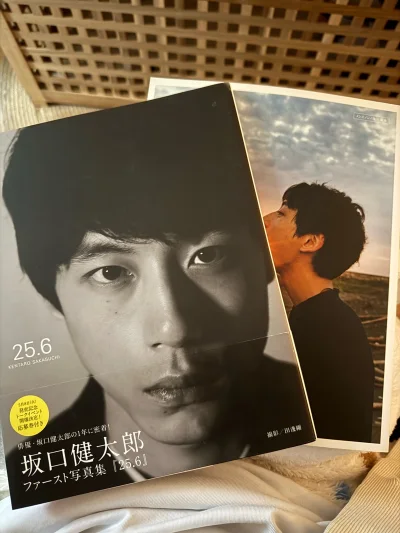 虽然现在已经不算粉丝了，但是作为他的首本写真集对我来说，都是很有纪念意义的收藏，能完整记录他25岁时的状态和魅力。想起曾经很多过去的日子，十年了这两本写真集就算是我们最好的纪念。
偶然看到购入没想到保存的这么好也是十分感谢。