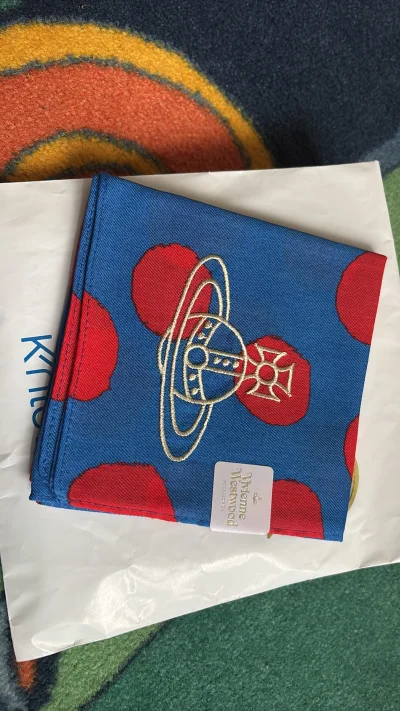 终于蹲到这条Vivienne Westwood的蓝底红点方巾！经典的土星刺绣配上复古水玉波点，配色明快又带着朋克感，无论是系在颈间、包上还是当作发带都超吸睛。拿到手质感软糯，尺寸刚好。