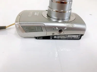 真的太爱这台佳能IXY系列CCD相机了！到手成色超新，复古银黑拼色质感拉满，开机试拍几张就被惊艳到，自带的胶片滤镜直出就是氛围感大片，小小的机身揣包里随时能拍，性价比直接拉满，是我挖到的最棒的复古数码好物！