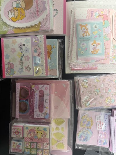 这次购买了很多的纸片～发货时忘记选择加固了，物流过程中非常担心纸片受损。幸运的是在我收到包裹后检查发现，这箱物品全都完好无损！！竹蜻蜓的箱子特别硬实～安全感满满！！好评好评！！这次还收到了卖家送的小礼物～好温暖好开心的一次购物～！！