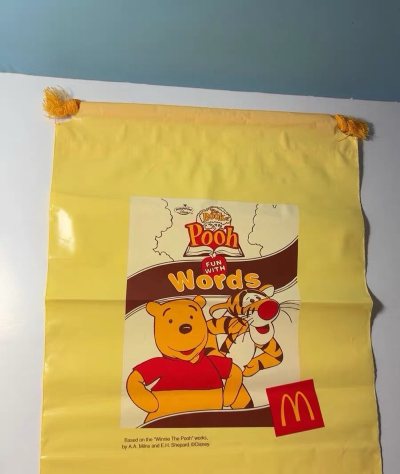 这次在挖煤姬入手的收藏太让人惊喜了！品相崭新，特别是维尼纸袋图案可爱，充满了温暖童趣。平台体验非常流畅，包装专业仔细，物流迅速。每一件物品都承载着美好回忆，是次心满意足的寻宝之旅！