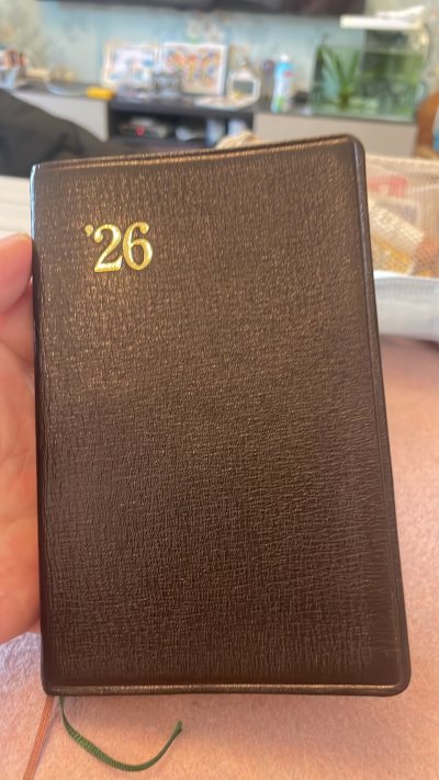 本子收到了，保持的很好，虽然有几处笔记，但是不影响整体使用！没有用过这个尺寸的小羊皮，所以买来试试，价格也比较优惠了。物流比较慢，大概两周后才会收到，包装完好，箱子没有破损！