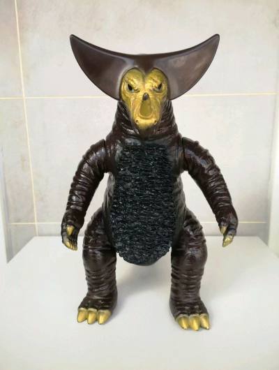 怪兽殿下VS玉米棒子，两款来自1990年的巨物，此二版本为1984初版的第一次再版，整体涂装稍逊于84版，但价格实惠，平台运输稳妥，保证了两个巨大老物无损送达。