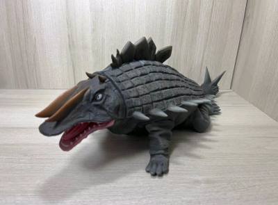 百万吨怪兽史盖顿，造型如同一只狼牙棒，设定拥有20万吨的体重，连初代奥特曼都无法举起的存在。本作ccp史盖顿直接使用了森下要史盖顿原模进行PVC翻模，细节刻画几乎没有损失，同时这款为1.0版本，存世量相对稀少，是不可多得的佳品。这里要点赞平台的搜索功能，可以精确找到...