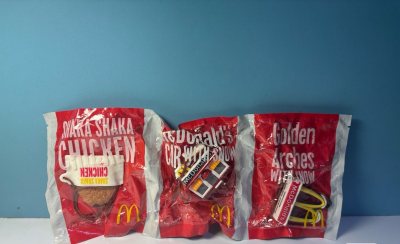 这次在挖煤姬收获的扑克牌挂件和亮黄色叔叔纸袋真是绝妙收藏！设计精巧又充满趣味，品相完美崭新。平台购物体验流畅贴心，包装仔细专业，物流迅速。每次寻宝都满载惊喜，是爱好者的理想之选！