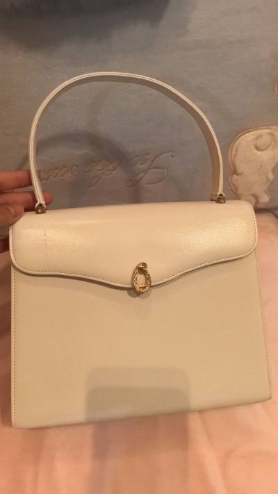 白色光面皮和光wako中古包.白金色.超级棒.与卖家描述一致.雪白色.五金闪亮无划痕.几乎没有什么痕迹.好！