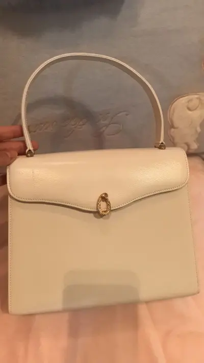 白色光面皮和光wako中古包.白金色.超级棒.与卖家描述一致.雪白色.五金闪亮无划痕.几乎没有什么痕迹.好！