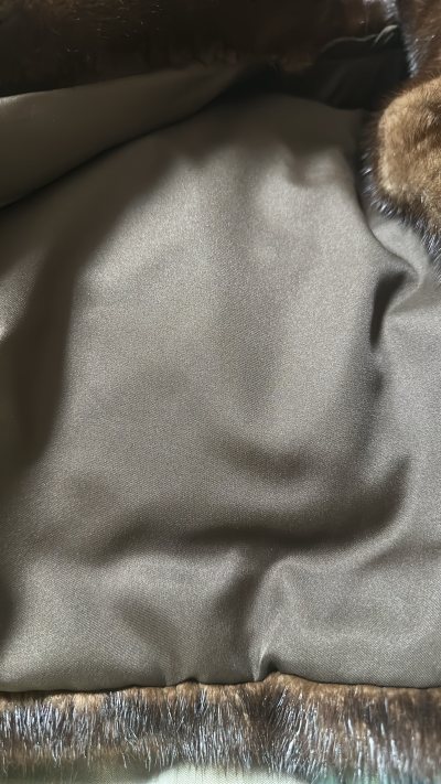 很满意的一次购物，整体质感很不错。感觉颜色也很好。很喜欢。摸着软软的，手感不错。选择ems运输的也很快，一周左右就到家了。