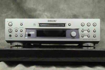 MDS-S500，280 x 82.5 x 300mm的小体格，在相对紧凑的机身里集成了几乎所有实用、高级编辑功能和完整接口，音质优秀，功能全面。如果ES级是主菜，S500我认为属于是“甜点级”产品，作为后期的NETMD台机，精湛干练，不错的录音工具。比起JE780...