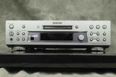 MDS-S500，280 x 82.5 x 300mm的小体格，在相对紧凑的机身里集成了几乎所有实用、高级编辑功能和完整接口，音质优秀，功能全面。如果ES级是主菜，S500我认为属于是“甜点级”产品，作为后期的NETMD台机，精湛干练，不错的录音工具。比起JE780...