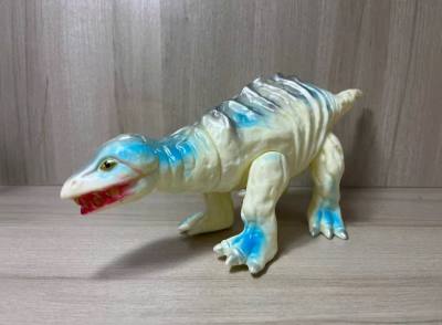 很少购买sofubi，出于猎奇购买了这款公牛社出品的怪兽斯苔贡。复古搪胶的设定让它看起来奇奇怪怪的，但很有老昭和时期玩具的韵味。平台检索功能非常好用，可以搜出多个同款商品比价，可以让顾客以更优的价格购入喜欢的商品。