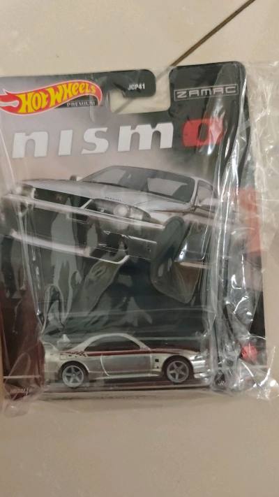 整体还原日产GT-R R33的经典“战神”低趴姿态，线条流畅，宽体设计符合实车比例。整体还原日产GT-R R33的经典“战神”低趴姿态，线条流畅，宽体设计符合实车比例。