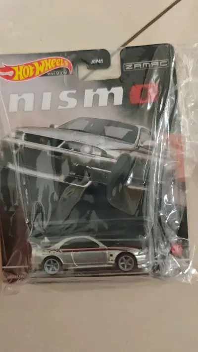 整体还原日产GT-R R33的经典“战神”低趴姿态，线条流畅，宽体设计符合实车比例。整体还原日产GT-R R33的经典“战神”低趴姿态，线条流畅，宽体设计符合实车比例。