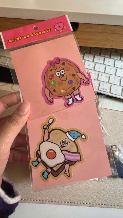 这次购入了可爱的贴纸和扭蛋~价格超级超级划算！在国内起码9要等几个月才有货，挖煤直接两周收到！完美超绝！