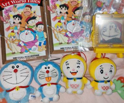 应该是第十次自己搞海淘了，依旧大爱挖煤姬！这次以毛绒为主，走的海运很快就到家了，淘到了很可爱的小哆啦和哆啦美，绘世界物语的电影漫画小册子，一些丑娃努努等等…还有一箱在日本等过段时间应该就能收到了，期待！