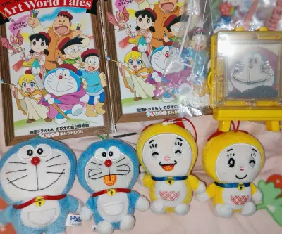 应该是第十次自己搞海淘了，依旧大爱挖煤姬！这次以毛绒为主，走的海运很快就到家了，淘到了很可爱的小哆啦和哆啦美，绘世界物语的电影漫画小册子，一些丑娃努努等等…还有一箱在日本等过段时间应该就能收到了，期待！