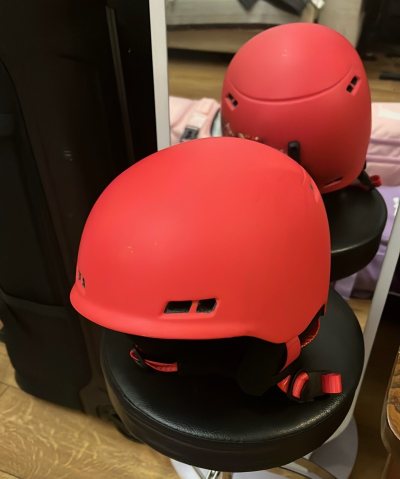 小朋友的头盔小了，需要换新，直接在煤炉上搜到这款Burton Anon Burner，这次物流也很给力，没有被税到，真是不错～