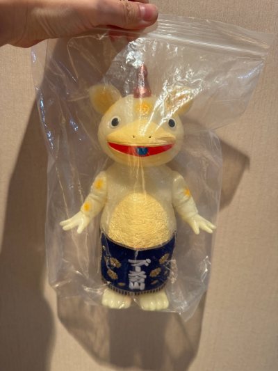 这只算是怨念物了虽然没有头卡但是刺绣真的超精致啊手手是我喜欢的小姑娘pose蓄光也超级亮像个小夜灯价格蛮合适