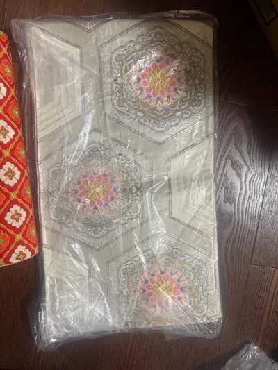 挖煤姬再收宝！这三件和服单品美到心坎里
在挖煤姬闪电市场新入的三件和服相关单品，不仅实物比图片惊艳，平台的服务更是让我彻底沦为忠粉！
? 图1（豆沙红刺绣和服）：
豆沙红底色搭配金绣枝叶纹样，复古又显贵气！正绢面料垂感一流，刺绣部分的珠饰点缀超精致，中古款却...