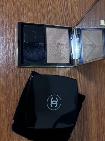 这次在挖煤姬的购物体验超棒！包装得很严实，拆开看到YSL高光和香奈儿粉饼的那一刻直接被惊艳到✨。YSL高光的光泽细腻又高级，轻轻扫在脸上就自带通透水光感；香奈儿粉饼的粉质更是没话说，上脸一秒磨皮，持妆一整天都不暗沉。物流速度也超出预期，从下单到收货全程省心，以后还会...