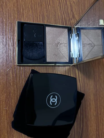 这次在挖煤姬的购物体验超棒！包装得很严实，拆开看到YSL高光和香奈儿粉饼的那一刻直接被惊艳到✨。YSL高光的光泽细腻又高级，轻轻扫在脸上就自带通透水光感；香奈儿粉饼的粉质更是没话说，上脸一秒磨皮，持妆一整天都不暗沉。物流速度也超出预期，从下单到收货全程省心，以后还会...