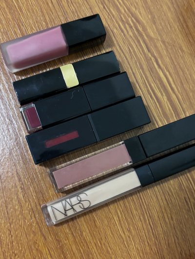 这次在挖煤姬下单的彩妆包裹太让人惊喜了！收到的彩妆盘配色实用，能轻松搞定修容、提亮和定妆，粉质细腻服帖；几支唇釉和口红的质地丝滑不拔干，颜色温柔又显白；NARS遮瑕膏更是遮盖力拉满，痘印和泛红都能轻松遮住。
整个购物体验非常顺畅，包装严实没有破损，物流速度也超出预期...