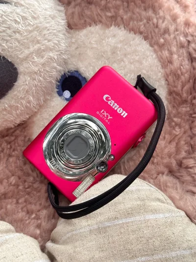 救命！这波海淘直接让我挖到宝了！！
一次入了两台佳能CCD，粉色的颜值直接戳中少女心，香槟金那台质感拉满！拿到手成色和描述完全一致，试拍出来的复古氛围感照片发朋友圈直接被问爆链接！
包装巨用心，里三层外三层裹得严严实实，国际物流也比预想的快太多，拆开的时候真的幸福感...