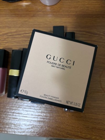 这次在挖煤姬一次性入手了Gucci柔焦凝光粉饼和CANMAKE高光，体验感直接拉满！
Gucci粉饼粉质细腻服帖，上脸是自然的雾面妆效，控油持妆力超强，带妆一整天也不暗沉。
CANMAKE高光的碎钻感超美，轻轻一扫就有通透的水光感，日常通勤和约会都很适配。
挖煤姬的...