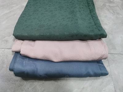 在挖煤姬上淘到的正绢和服终于到手了！说实话，海淘最怕运输损坏。但收到时，外箱完好，实物颜色更清雅，是那种柔和的色调，非常提气色。真丝面料在自然光下有细腻的润泽感，完全不是廉价反光。
·