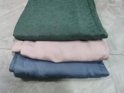 在挖煤姬上淘到的正绢和服终于到手了！说实话，海淘最怕运输损坏。但收到时，外箱完好，实物颜色更清雅，是那种柔和的色调，非常提气色。真丝面料在自然光下有细腻的润泽感，完全不是廉价反光。
·