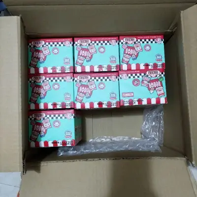 买了七盒火影的餐厅忍喵都安全到家啦，走的海运以为要等三个月，没想到一个月就收到了！
没有选打包加固服务也很安全，有泡泡纸包着，纸箱也很硬挺，十分有厚度漂洋过海到家很安全，称了一下有900多g?，很棒！！
都说挖煤姬鬼秤，但是我收到货称了一下重量没有问题，一盒重量26...