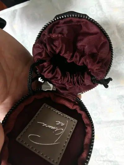 这次买了两个尼龙包，都是Y&amp;#39;SACCS的，比较小众但是我喜欢，内部的隔层比较结实，外面的尼龙也有一定的防水能力，包的自重比较轻，适合出门带着。领了券购买很划算，物流很快，包裹八角尖尖很安心。挖煤姬很值得信赖，之后还会继续使用。