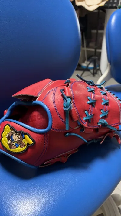 不错哟，小猩猩棒球手套，非常难得的定制款，能够体会特殊刀模的乐趣。据说能让肩和手臂自然外旋，产生更高的爆发速度