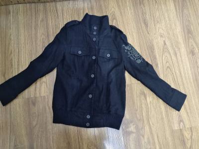 超级美的外套，上面的孔雀印花很好看，成色超级好。虽然快春节了感觉运输过关稍微有点变慢了，但是可以接受