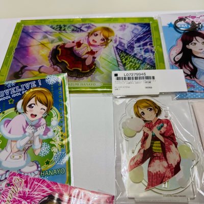 这次在挖煤姬下单的LoveLive周边和挂画终于到货啦！真的太惊喜了?
✨ 包装满分
所有周边都用气泡膜裹得严严实实。从日本寄过来一点磕碰都没有，我的花阳立牌、卡牌还有挂画全都完好无损，拆开的时候超安心！
? 物流给力
速度比我预想的快很多，下单后没等多久就收到了。...