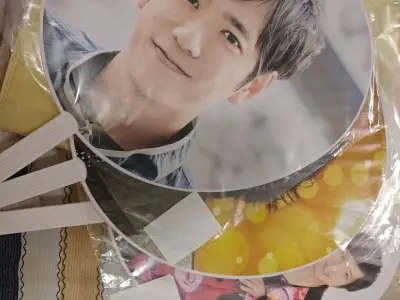 一次买了很多nino和团的大扇~很满意~
走了竹蜻蜓，审核＋运输大概用了半个多月，
还是比较划算的，已经在家里装饰上了，很不错~