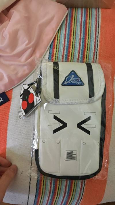 在雅虎日拍在一个卖家那里一下子拍了好几个，其中这个多个东西混合的我相当喜欢，特别是里面这个小袋子，没录上都找不到，还有一些意义不明的小东西