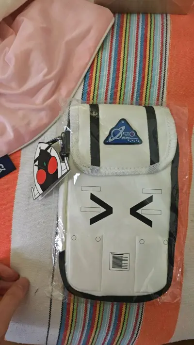 在雅虎日拍在一个卖家那里一下子拍了好几个，其中这个多个东西混合的我相当喜欢，特别是里面这个小袋子，没录上都找不到，还有一些意义不明的小东西