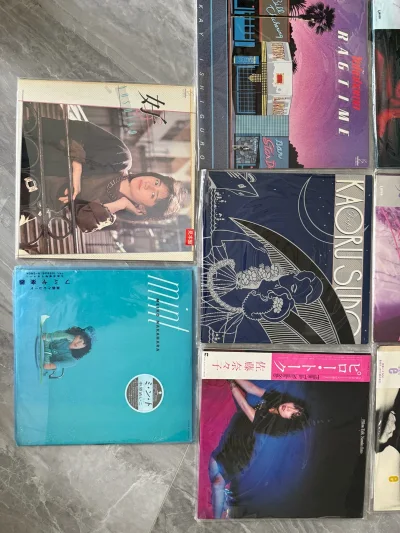 从东京漂洋过海而来的黑胶，拆箱时指尖触及封套的瞬间，仿佛触摸到昭和时代的声波轨迹。中古品相却保存完好，针尖落下时歌声如琥珀般流转。这种带着时间刻痕的音乐重逢，正是实体唱片最动人的浪漫。