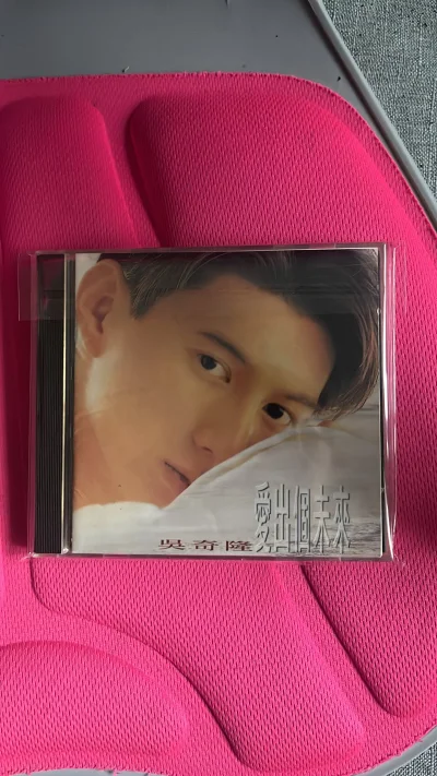 吹爆挖煤姬！蹲到吴奇隆日版《想找一个地方》、韩版《爱出个未来》稀有CD，全网难寻的版本直接双收！韩版是销量六白金的粤语首专，日版音质细腻，碟面光洁歌词页完整，物流快包装稳无破损，老粉闭眼冲，经典老歌听出满满回忆杀！