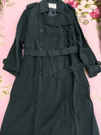 买的衣服和裙子终于到了，买了一件大衣，版型很正，衣服包装都很细致。
物流方面，我选择了海运，用时20天，积分抵扣后运费只花了二十左右。包裹包装得特别严实，里面填充了好多气泡膜，衣服一件都没有褶皱变形。而且平台有合单服务，帮我省了不少运费，还有90天免费仓储期，超贴心...