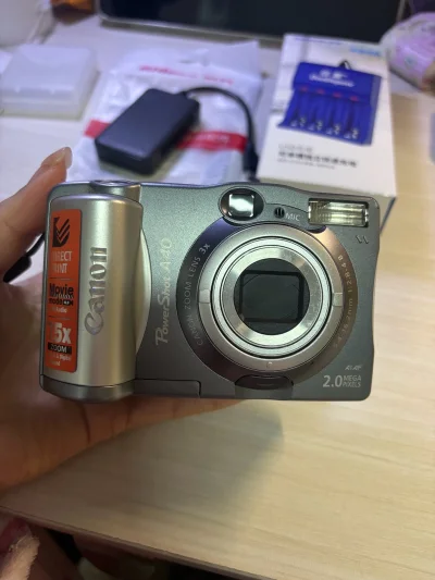 挖煤姬海淘佳能A40太香了！老款经典CCD直接淘到宝，全程体验拉满，真心安利～

相机本身完全超出预期，2002年的经典款质感绝了，CCD传感器自带复古滤镜buff，肤色偏暖调、高光泛蓝，阴天拍氛围感直接拉满，切换白炽灯模式还能拍出冷白皮，直出不用修图超省心。2倍光...